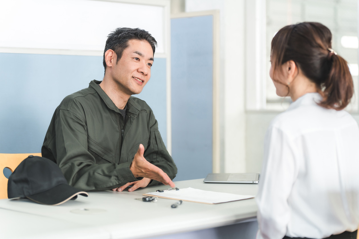 見積書を整備士が説明している風景