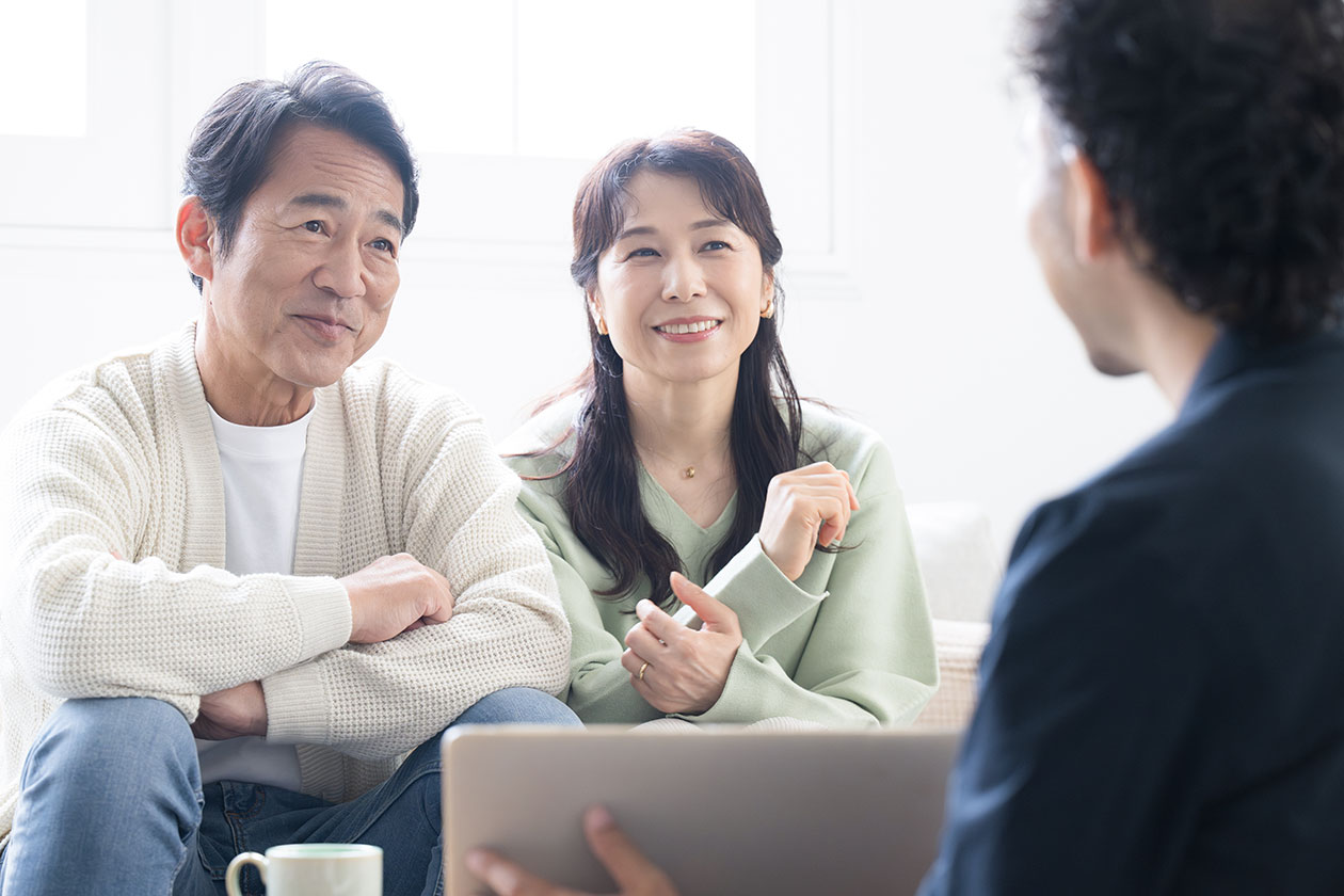 見積りについて説明を受ける男女