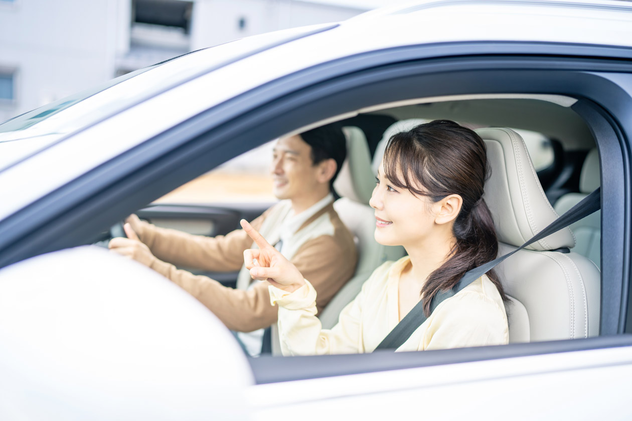 車で笑顔の男女