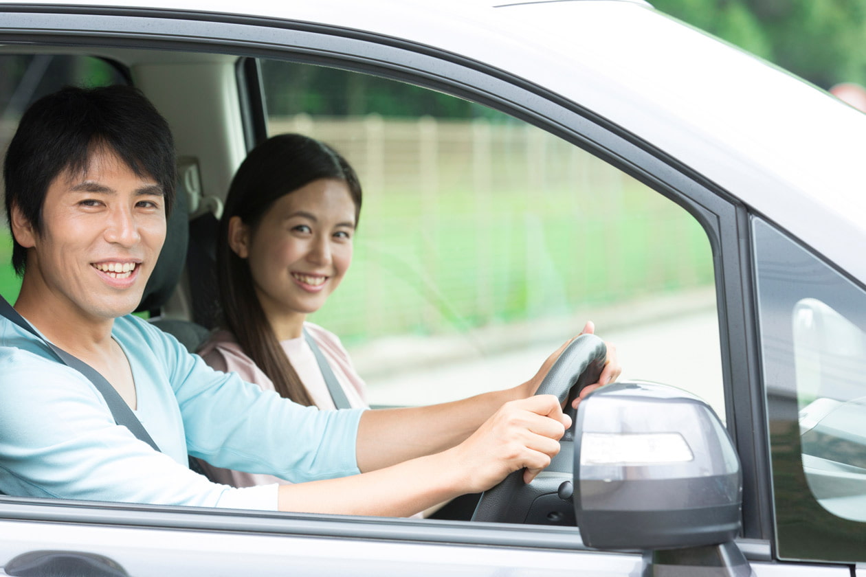 車で笑顔の男女